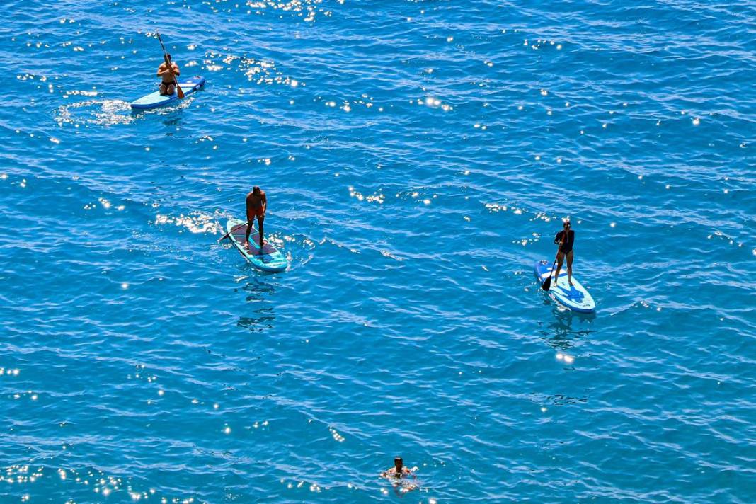 Denize giren terleyerek çıkıyor! O ilde deniz suyu 28 dereceye kadar çıktı, yerli ve yabancı turistler oraya akın ediyor 7
